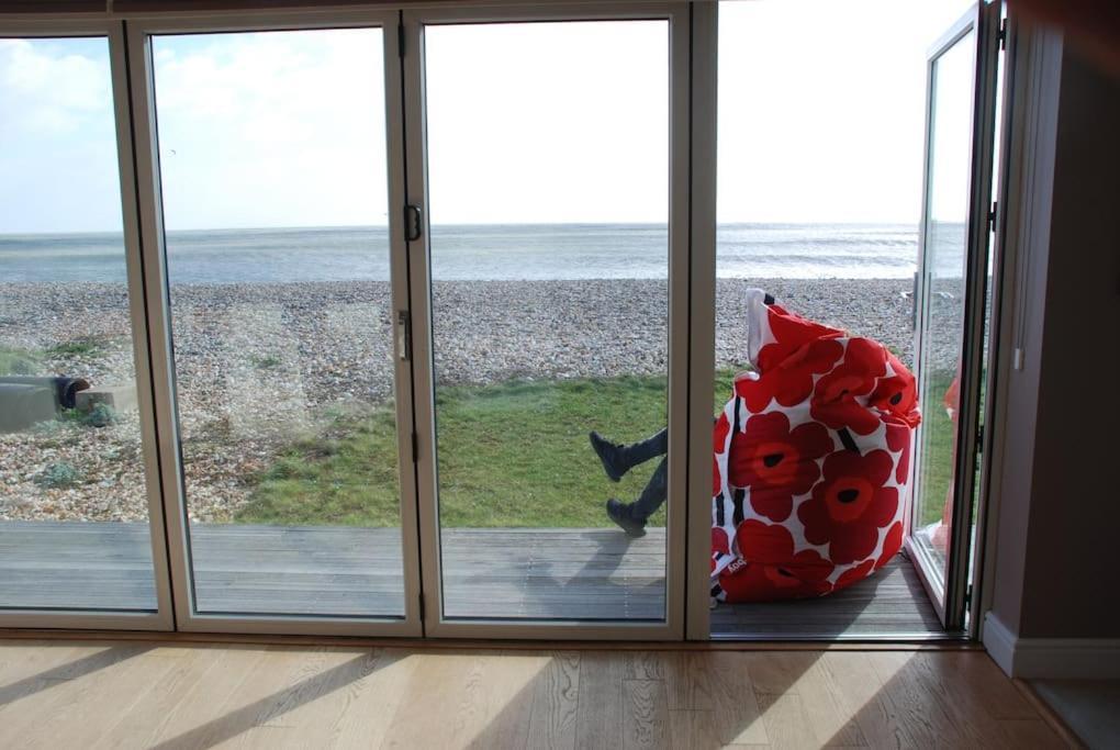 Wow I'm Living On The Beach. Luxury 4 Bed Sleeps 8 Holiday home Pagham