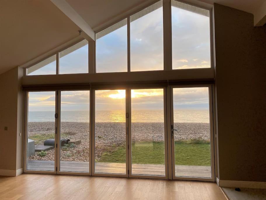 Wow I'm Living On The Beach. Luxury 4 Bed Sleeps 8 *