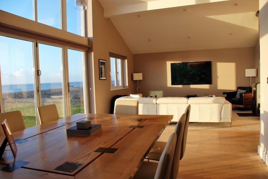 Wow I'm Living On The Beach. Luxury 4 Bed Sleeps 8 *