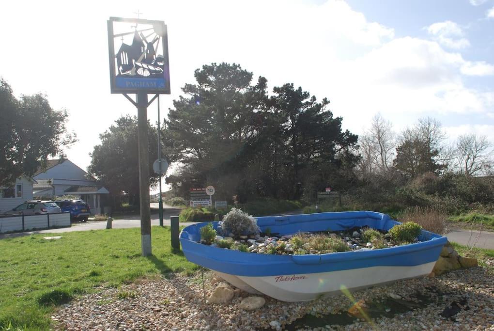 Wow I'm Living On The Beach. Luxury 4 Bed Sleeps 8 Holiday home Pagham